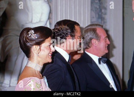 Staatsbesuch im Profil: Königin Silvia und König Carl XVI. Gustaf und Johannes Rau in Bonn, Deutschland 1984. Im Profil: Königin Silvia und König Carl XVI Gustaf von Schweden und Johannes Rau in Bonn, Deutschland 1984. Stockfoto