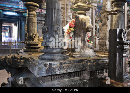 MADURAI, INDIEN - 22 März 2012: Heiliger Stier Denkmal innenseite Meenakshi Tempel in Madurai, Tamil Nadu, Indien Stockfoto