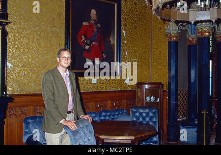 Georg Friedrich Prinz von Preußen, vor 1963 Grafik Waden Vorfahren Kaiser Wilhelm I., im 'Blauen Salon' in Burg Hohenzollern, Deutschland 2006. Georg Friedrich Prinz von Preußen, mit einem Porträt des Vaters, Kaiser Wilhelm I., im 'Blauen Salon' Hall der Burg Hohenzollern, Deutschland 2006. Stockfoto