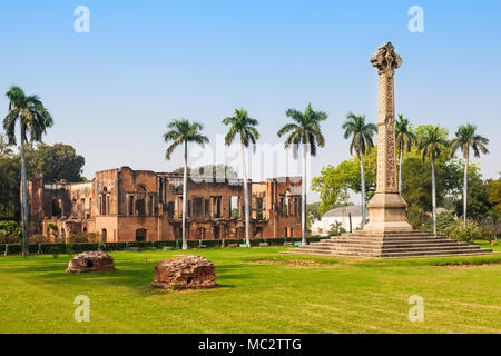 Museum und das hohe Kreuz Sir Henry Lawrence Memorial am britischen Residency in Lucknow, Indien Stockfoto