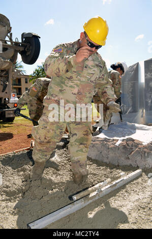 Sgt. Jose Garcia, eine Tischlerei und Mauerwerk Spezialist für die 561St Ingenieur Gesellschaft zugeordnet, 84th Engineer Battalion, 130 Engineer Brigade, 8 Theater Sustainment Command, Pausen, als er Knöchel tief in den nassen Beton bei Schofield Baracke, Hawaii, am Jan. 26, 2018 steht. Garcia ist ein Teil der Konstruktion team Festlegung der Bürgersteig und Grundlage für die 25 Infanterie Division 3. Brigade Combat Team Bronco Memorial in der Nähe platziert werden. (U.S. Armee Foto: Staff Sgt. Armando R. Limon, 3. Brigade Combat Team, 25 Infanterie Division). Stockfoto