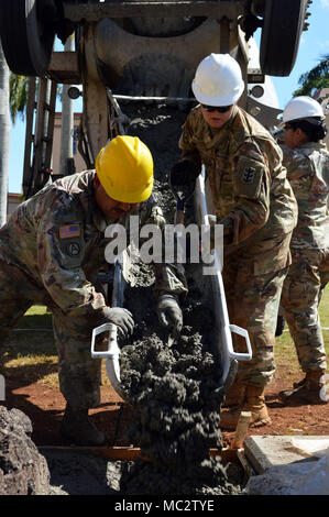 Sgt. Jose Garcia (links) und Pfc. Corey Backhaus, beide sind Zimmerei und Mauerwerk Spezialisten der 561St Ingenieur Gesellschaft zugeordnet, 84th Engineer Battalion, 130 Engineer Brigade, 8 Theater Sustainment Command, steuert den Fluss der Beton bei Schofield Baracke, Hawaii, Jan. 26, 2018. Die Ingenieure sind Festlegung der Bürgersteig und Grundlage für die 25 Infanterie Division 3. Brigade Combat Team Bronco Memorial in der Nähe platziert werden können. (U.S. Armee Foto: Staff Sgt. Armando R. Limon, 3. Brigade Combat Team, 25 Infanterie Division). Stockfoto