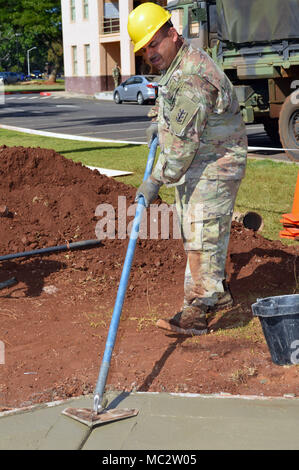 Sgt. Jose Garcia, eine Tischlerei und Mauerwerk Spezialist für die 561St Ingenieur Gesellschaft zugeordnet, 84th Engineer Battalion, 130 Engineer Brigade, 8 Theater Sustainment Command, macht eine Trennlinie in den nassen Beton bei Schofield Baracke, Hawaii, am Jan. 26, 2018. Garcia ist ein Teil der Konstruktion team Festlegung der Bürgersteig und Grundlage für die 25 Infanterie Division 3. Brigade Combat Team Bronco Memorial in der Nähe platziert werden. (U.S. Armee Foto: Staff Sgt. Armando R. Limon, 3. Brigade Combat Team, 25 Infanterie Division). Stockfoto