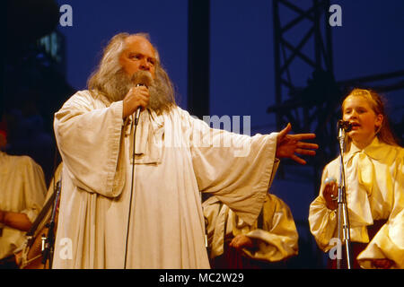 Musikgruppe die Kelly Family mit Vater Dan Kelly bei einem Auftritt in Düsseldorf, Deutschland 1989 sterben. Gesangsgruppe "die Kelly Family" live mit Vater Dan Kelly in Duesseldorf, Deutschland 1989. Stockfoto