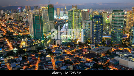 Manila, Philippinen - Feb 24, 2018: Manila Skyline. Nachtansicht von Makati, dem Geschäftsviertel von Metro Manila Stockfoto