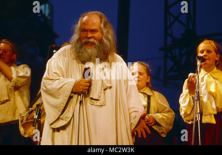 Musikgruppe die Kelly Family mit Vater Dan Kelly bei einem Auftritt in Düsseldorf, Deutschland 1989 sterben. Gesangsgruppe "die Kelly Family" live mit Vater Dan Kelly in Duesseldorf, Deutschland 1989. Stockfoto