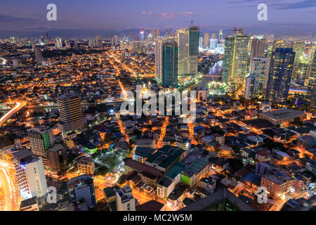 Manila, Philippinen - Feb 24, 2018: Manila Skyline. Nachtansicht von Makati, dem Geschäftsviertel von Metro Manila Stockfoto