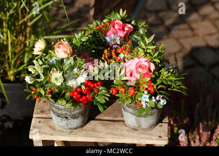 Sommer Blumen in Blumentöpfe auf einem Blumenmarkt, Bremen, Deutschland, Europa ich Sommerblumen in Blumenkübeln mit dem Blumenmarkt, Bremen, Deutschland, Eu Stockfoto