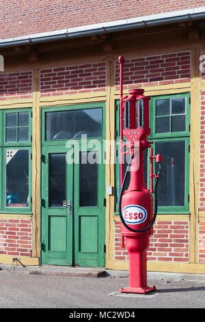 Horsens, Dänemark - 1. April 2018: Alte Esso Zapfsäule in Horsens Industrial Museum in Dänemark Stockfoto