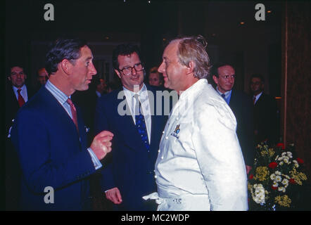 Sternekoch Alfons Schuhbeck kocht bei einem 206 von Prinz Charles in Deutschland, 2004. Sternekoch Alfons Schuhbeck kochen, während ein königlicher Besuch von Prinz Charles in Deutschland, 2004. Stockfoto