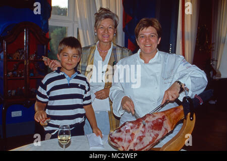 Lea Linster, luxemburgische Starköchin in Schloss Sayn, Deutschland 2004. Luxemburger Star Chef Lea Linster Vorbereitung auf Schloss Sayn, Deutschland 2004. Stockfoto