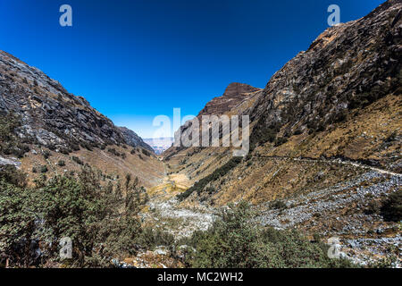 Gehen Sie die Lagune Llaca, Huaraz, Peru zu nähern. Stockfoto