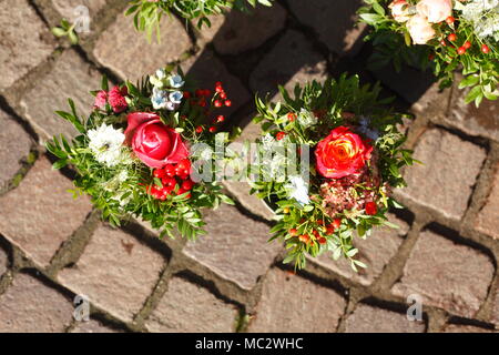 Sommer Blumen in Blumentöpfe auf einem Blumenmarkt, Bremen, Deutschland, Europa ich Sommerblumen in Blumenkübeln mit dem Blumenmarkt, Bremen, Deutschland, Eu Stockfoto