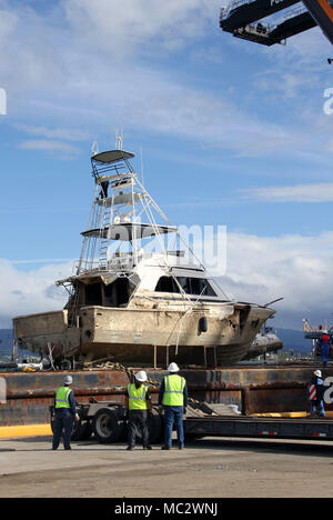 Fremdfirmen untersuchen ein Boot durch die Wirbelstürme, die Puerto Rico in der Vorbereitung für den Transfer Struck an Ponce Hafen am 27. Januar 2018 und die Entsorgung an Land zerstört. September 2017 Hurrikane Irma und Maria sank zahlreiche Boote in Puerto Rican Gewässer, so dass die U.S. Coast Guard, der U.S. Armee Korps der Ingenieure und Unternehmer gemeinsam für die Beseitigung von marinen Ablagerungen. Stockfoto