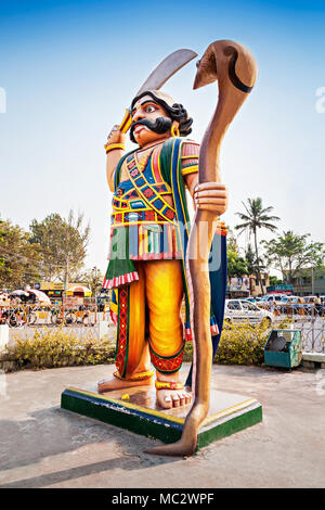 MYSORE, INDIEN - MÄRZ 25: Mahishasura Daemon Statue auf Chamundi Hill am 25. März 2012 in Mysore, Indien. Sein das ikonische Bild in Mysore Tourismus. Stockfoto