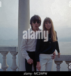 Beatle George Harrison mit Patricia Anne Pattie Boyd zu 206 in Monte Carlo, Monaco 1966. Beatle George Harrison und Patricia Anne Pattie Boyd Besuch in Monte Carlo, Monaco 1966. Stockfoto