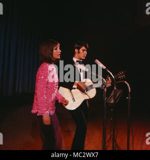 Das israelische Gesangsduo Esther und Abi Ofarim, Deutschland 1967. Israelische Gesang duo Esther und Abi Ofarim, Deutschland 1967. Stockfoto