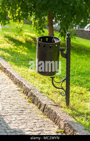 Mülleimer auf der Straße Stockfoto