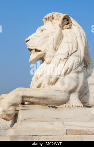 Steinerne Löwen im Victoria Memorial Building. Es ist ein großes Gebäude aus Marmor, in Kalkutta, Indien. Stockfoto