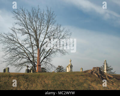 Ruhige Friedhof mit Baumstumpf und alte Denkmäler Stockfoto