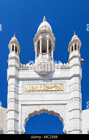 Haji Ali Dargah Moschee in Mumbai, Indien. 'Haji Ali Dargah" schreiben auf dem Gebäude. Stockfoto