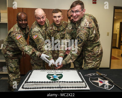 (Nach rechts) Oberstleutnant Brian A. Jacobs, Commander, U.S. Army Garrison Casey, Oberst Brandon D. Newton, Commander, U.S. Army Garrison Red Cloud und Bereich I, Pvt. Justin Shaw, Soldat mit 210Th Field Artillery Brigade, Command Sgt. Maj. Jason R. Copeland, U.S. Army Garrison Command Sergeant Major, und Kapitän Jeremy Lewis, Steuern Center Offizier in den 2 Infanterie Division ROK/US kombinierte Geschäftsbereich zugeordnet sind, schneiden Sie einen Kuchen im Camp Casey Steuer Center Eröffnung an Maude Hall, Camp Casey, der Republik Korea, Jan. 25, 2018. (U.S. Armee Foto von Sgt. Michelle U. Blesam, 210Th FA BDE PAO) Stockfoto