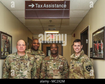 (Nach rechts) Oberst Brandon D. Newton, Commander, U.S. Army Garrison Red Cloud und Bereich I, Command Sgt. Maj. Jason R. Copeland, U.S. Army Garrison Command Sergeant Major, Oberstleutnant Brian A. Jacobs, Commander, U.S. Army Garrison Casey, und Oberst John B. Mountford, Commander, 210Th Field Artillery Brigade, 2 Infanterie Division ROK/US kombinierte Division, für ein Gruppenfoto nach der Eröffnung des Camp Casey Steuer Center in Maude Hall, Camp Casey, der Republik Korea, Jan. 25, 2018 darstellen. (U.S. Armee Foto von Sgt. Michelle U. Blesam, 210Th FA BDE PAO) Stockfoto