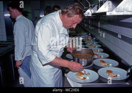 Sternekoch Alfons Schuhbeck kocht bei einem 206 von Prinz Charles in Deutschland, 2004. Sternekoch Alfons Schuhbeck kochen, während ein königlicher Besuch von Prinz Charles in Deutschland, 2004. Stockfoto