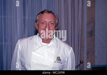 Sternekoch Alfons Schuhbeck kocht bei einem 206 von Prinz Charles in Deutschland, 2004. Sternekoch Alfons Schuhbeck kochen, während ein königlicher Besuch von Prinz Charles in Deutschland, 2004. Stockfoto