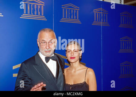 Jörg Immendorff, deutscher Gegenwartskünstler, mit Ehefrau Oda Jaune in Düsseldorf, Deutschland 1998. Deutsche Künstler Jörg Immendorff mit seiner Frau Oda Jaune in Duesseldorf, Deutschland 1998. Stockfoto