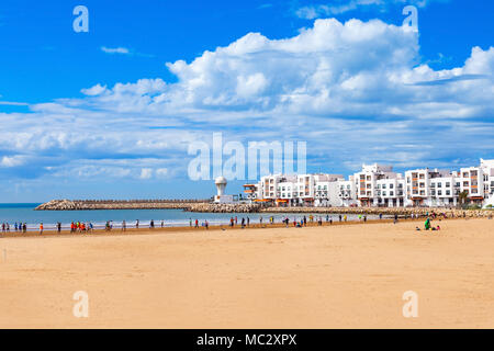 Strand von Agadir in Agadir, Marokko. Agadir ist eine große Stadt in Marokko am Ufer des Atlantischen Ozeans. Stockfoto