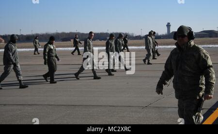 Am Recht, Master Sgt. Bo Wilcox, 932Nd Instandhaltungsgruppe, bewegt sich auf der Rückseite einer C-40 Flugzeuge während andere Flieger zu Fuß die Gegend auf der Suche nach kleine Elemente, die nicht angehören. Alle erfolgreichen 932Nd Luftbrücke Flügel C-40 C Mission startet start Tage früher mit Mission Planung und Vorbereitung. Ein weiterer Bereich, hinter den Kulissen, dass es wichtig ist, die Rampen und Parkplätze sauber und bereit. Hier ein Team von Wartung und Betrieb Flieger Suche der Flug Linie für FOD (Foreign Object Damage) Artikel 18.01.2018, bei Scott Air Force Base, Illinois. Zeit visuell immer Hände o Stockfoto