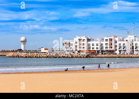 Strand von Agadir in Agadir, Marokko. Agadir ist eine große Stadt in Marokko am Ufer des Atlantischen Ozeans. Stockfoto