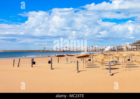 Strand von Agadir in Agadir, Marokko. Agadir ist eine große Stadt in Marokko am Ufer des Atlantischen Ozeans. Stockfoto