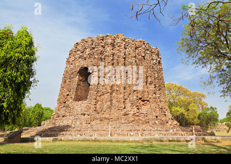 Die unvollendete "Alai Minar" wurde konzipiert, um die doppelte Höhe der 'Qutab Minar' (UNESCO-Weltkulturerbe) in Delhi, Indien Stockfoto