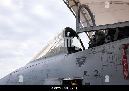 Charlie Johnson, 23d Bauingenieur Squadron (CES) Stellvertretender Leiter der Feuerwehr für die Ausbildung, sitzt im Cockpit eines A-10 Thunderbolt II C, Jan. 25, 2018, bei Moody Air Force Base, Ga Feuerwehrmänner vom 23 d CES C A-10 Thunderbolt II Extraktion Training durchgeführt zu üben Löschmittel ein Flugzeug Feuer und schnell Rettung ein Pilot aus einer A-10. Die 23 d-CES die Extraktion training hält zweimal jährlich und sind auf der Höhe der Zeit bewertet es Sie ein Pilot aus dem Cockpit zu retten. (U.S. Air Force Foto von Airman Eugene Oliver) Stockfoto