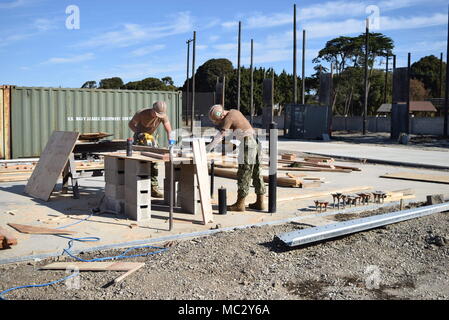 180124-N-PO 132-022 PORT HUENEME, Calif (Jan. 24,2018) Builder Constructionman Timothy Fernstrom und Builder Constructionman David Hamlin, sowohl zu Naval Mobile Konstruktion Bataillon Fünf (NMCB 5), verwenden Sie dewalt Kreissägen zugeordnet Stücke Holz zu schneiden Knotenbleche für die Truss Assembly erstellen. NMCB 5 ist die Durchführung von Schulungen zu helfen, die Sicherheit, die richtige Technik Verwendung, gewährleisten und neue Seabees mit der Ausrüstung vertraut machen in der Vorbereitung für eine bevorstehende Bereitstellung. (U.S. Marine Foto von Informationssystemen Techniker Seeleute Lehrling Deanna Velasquez/freigegeben) Stockfoto