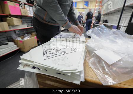 Unbefugte Bügeleisen auf t-shirt Logos waren eine der Viele gefälschte Artikel HSI special Agents aus einem Sportfachgeschäft in Blaine, Minnesota beschlagnahmt. Stockfoto