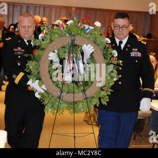 Brigadier General Stephen E. Strand, Links, stellvertretender Leiter der Ingenieure (Reserve), U.S. Army Corps der Ingenieure, und Kap. (Maj.) Stephen H. Pauley, 88th Bereitschaft Division, der Kranz, die im Auftrag von Präsident Donald J. Trumpf während einer Zeremonie zu Ehren des 175-jährigen Geburtstag des ehemaligen Präsidenten William McKinley, 27. Januar 2018, in Canton, Ohio präsentiert wird. Stockfoto