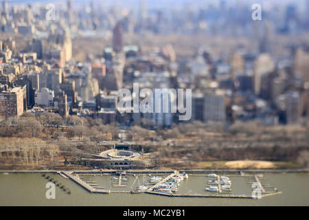 Die New York City Marina auf der Upper West Side ist eine Hafenanlage am Hudson River in Manhattan. Am 24. Januar 2018 wurde der Yachthafen von einem UH-60L Black Hawk Hubschrauber beobachtet, der vom 1st Assault Helicopter Battalion, 150th Aviation Regiment, New Jersey National Guard, während des Einführungstrainings im Hudson Special Flight Rules Area betrieben wurde. Das Archivbild dokumentiert die Einstellung der Luftlinie am Wasser. Stockfoto