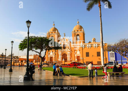 Kathedrale an der Plaza de Armas in Cusco bei Sonnenuntergang, Peru Stockfoto
