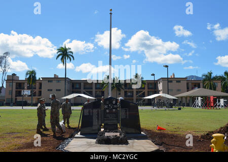 Die neuen Fahnenmast für die 25 Infanterie Division 3. Brigade Combat Team Bronco Denkmal wurde am neuen Standort in den Schofield Kasernen, Hawaii, Jan. 29, 2018. Soldaten des 561St Ingenieur Gesellschaft zugeordnet, 84th Engineer Battalion, 130 Engineer Brigade, 8 Theater Sustainment Command, verlegt die Gedenkstätte im Inneren F Quad. (U.S. Armee Foto: Staff Sgt. Armando R. Limon, 3. Brigade Combat Team, 25 Infanterie Division). Stockfoto