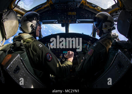 180127-N-GD 109-0113 PAZIFISCHEN OZEAN (Jan. 27, 2018) Leutnant Kevin McMahon, Links, und Leutnant Spencer Smith, sowohl in den "Schwarzen Adler" von Carrier Airborne Early Warning Squadron (VAW) 113, Pilot eine E-2C Hawkeye 2000 zugeordnet. Carl Vinson Strike Group ist derzeit in den Pazifik als Teil einer regelmäßigen Bereitstellung. (U.S. Marine Foto von Mass Communication Specialist 2. Klasse Z.A. Landers/Freigegeben) Stockfoto