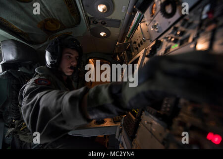 180127-N-GD 109-0017 PAZIFISCHEN OZEAN (Jan. 27, 2018) Leutnant Matthew Wall, den "Schwarzen Adler" von Carrier Airborne Early Warning Squadron (VAW) 113, führt eine Funktionsprüfung an der Ausrüstung an Bord eine E-2C Hawkeye 2000 zugeordnet. Die Carl Vinson Carrier Strike Group arbeitet in der pazifischen Region als Teil einer geplanten Einsatz. (U.S. Marine Foto von Mass Communication Specialist 2. Klasse Z.A. Landers/Freigegeben) Stockfoto