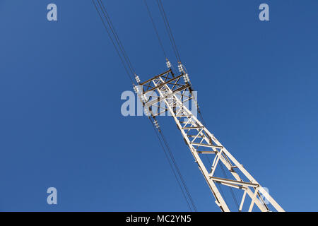 Strommast vor blauem Himmel Stockfoto