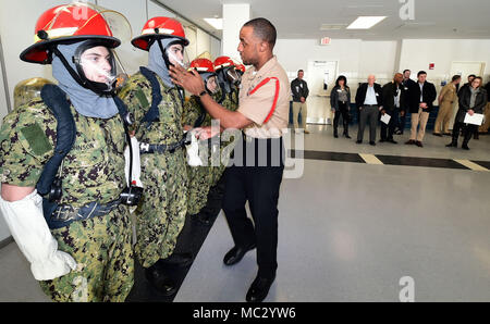 180125-N-IK 959-905 GREAT LAKES, Illinois (Jan. 25, 2018) Rekruten erlernen Sie, wie man richtig Don ein umluftunabhängiges Atemschutzgerät (PRESSLUFTATMER) am Training Befehl Rekrutieren (RTC), während die Mitglieder der Führungskräfte für Nationale Sicherheit (BENS) Organisation. Die SCBA-Ausbildung ist nur eine der vielen Navy Fähigkeiten Rekruten während ihrer Zeit bei nur Boot Camp der Marine erfahren. Die Mitglieder von BENS besucht RTC Jan. 25-26, um zu erfahren, wie die Marine verwandelt Rekruten in combat ready Matrosen. RTC ist ungefähr acht Wochen und alle enlistees in die US-Marine beginnen ihre Karriere bei den Befehl. Trainin Stockfoto