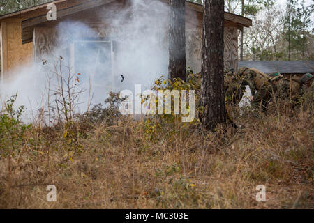 Marines in einem Assaultman Kurs mit der Infanterie Bataillon Ausbildung, Schule der Infanterie Ost, eine explosive bei ETA-8 ein Ingenieur Abriss Training Strecke und urban gegen die Einrichtung auf der Marine Corps Base Camp Lejeune, N.C., Jan. 12, 2018 detonieren. Die Übung wurde gehalten, verschiedene Abriss und explosiven Verletzung Training Techniken zu zeigen und zu entwickeln, die gute Kenntnisse in der Mobilität Unterstützung für Infanterie Einheiten. (U.S. Marine Corps Foto von Lance Cpl. Jesaja Gomez) Stockfoto