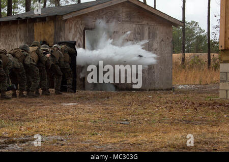 Marines in einem Assaultman Kurs mit der Infanterie Bataillon Ausbildung, Schule der Infanterie Ost, eine explosive bei ETA-8 ein Ingenieur Abriss Training Strecke und urban gegen die Einrichtung auf der Marine Corps Base Camp Lejeune, N.C., Jan. 12, 2018 detonieren. Die Übung wurde gehalten, verschiedene Abriss und explosiven Verletzung Training Techniken zu zeigen und zu entwickeln, die gute Kenntnisse in der Mobilität Unterstützung für Infanterie Einheiten. (U.S. Marine Corps Foto von Lance Cpl. Jesaja Gomez) Stockfoto