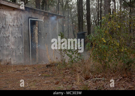 Marines in einem Assaultman Kurs mit der Infanterie Bataillon Ausbildung, Schule der Infanterie Ost, eine explosive bei ETA-8 ein Ingenieur Abriss Training Strecke und urban gegen die Einrichtung auf der Marine Corps Base Camp Lejeune, N.C., Jan. 12, 2018 detonieren. Die Übung wurde gehalten, verschiedene Abriss und explosiven Verletzung Training Techniken zu zeigen und zu entwickeln, die gute Kenntnisse in der Mobilität Unterstützung für Infanterie Einheiten. (U.S. Marine Corps Foto von Lance Cpl. Jesaja Gomez) Stockfoto