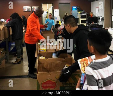 Colorado Springs, Colo - an einem lokalen food bank, Freiwillige aus dem 561St Network Operations Squadron bei Peterson Air Force Base, Colo, organisierte Boxen von Essen im Jahr 2018 Martin Luther King Jr. Pflege und Teilen Food Bank Ereignis, Jan. 15, 2018. Nach Staff Sgt. Joel Robinson, 561St NOS Unteroffizier, der Luftwaffe hält Freiwilligenarbeit und die anderen zuerst wichtig. (Mit freundlicher Genehmigung von Foto) Stockfoto